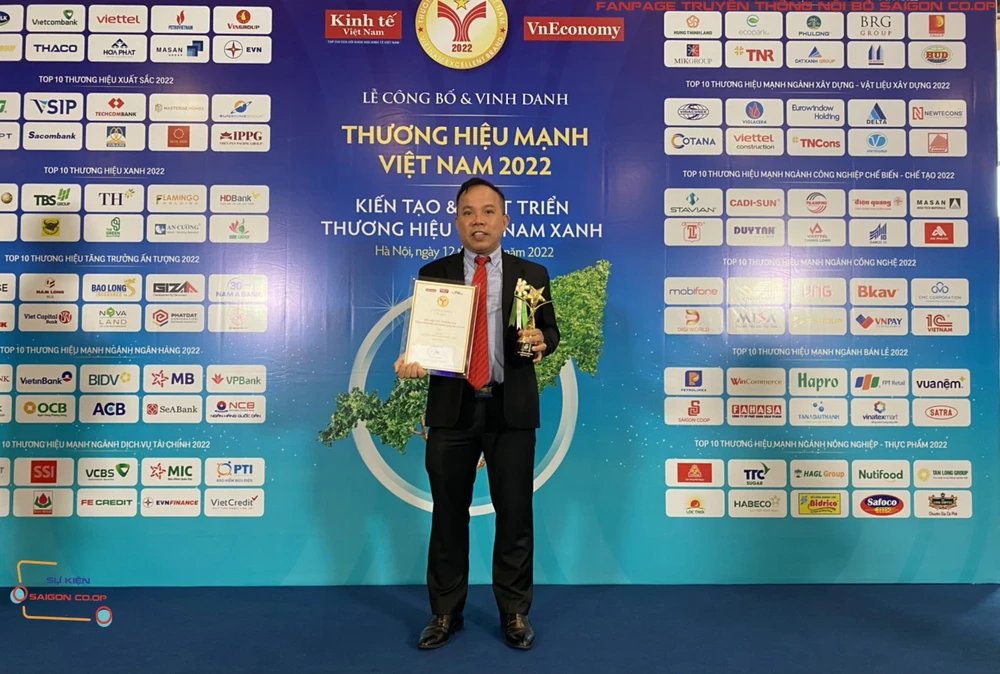 Đại diện Saigon Co.op nhận giải thưởng Thương hiệu mạnh Việt Nam 2022