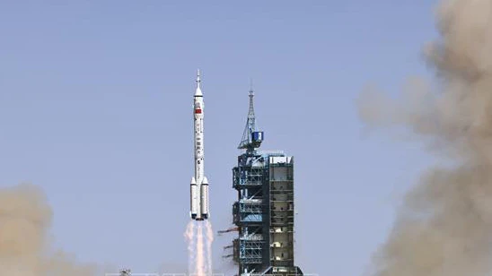 Tên lửa Trường Chinh-2F mang theo tàu vũ trụ Thần Châu-14 rời bệ phóng tại Trung tâm Phóng vệ tinh Tửu Tuyền, Tây Bắc Trung Quốc. Ảnh tư liệu: THX/TTXVN