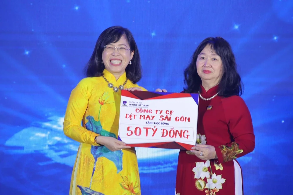 Doanh nghiệp tặng 50 tỷ đồng vào Quỹ học bổng cho sinh viên Trường ĐH Nguyễn Tất Thành