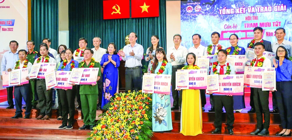 Phó Bí thư Thành ủy TPHCM Nguyễn Hồ Hải chúc mừng các thí sinh đoạt giải