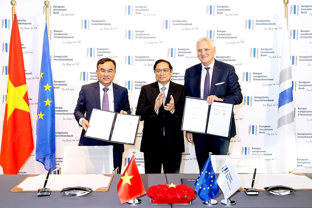 Thủ tướng Phạm Minh Chính chứng kiến lễ ký kết Biên bản ghi nhớ giữa Ngân hàng Đầu tư châu Âu và Tập đoàn Điện lực Việt Nam. Ảnh: TTXVN