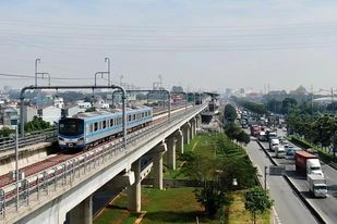 Sáng nay, đoàn tàu thuộc Tuyến metro số 1 chạy thử từ ga Suối Tiên đến ga Bình Thái. Ảnh: HOÀNG HÙNG