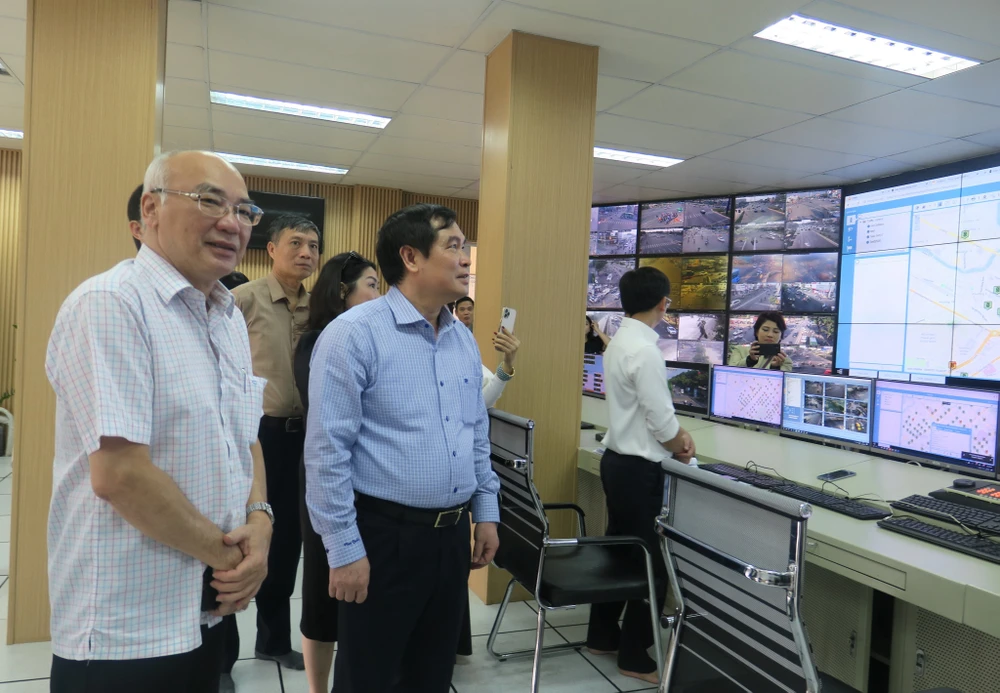 Đồng chí Phan Xuân Thủy và đồng chí Phan Nguyễn Như Khuê tham quan Trung tâm Điều hành giao thông thông minh TPHCM