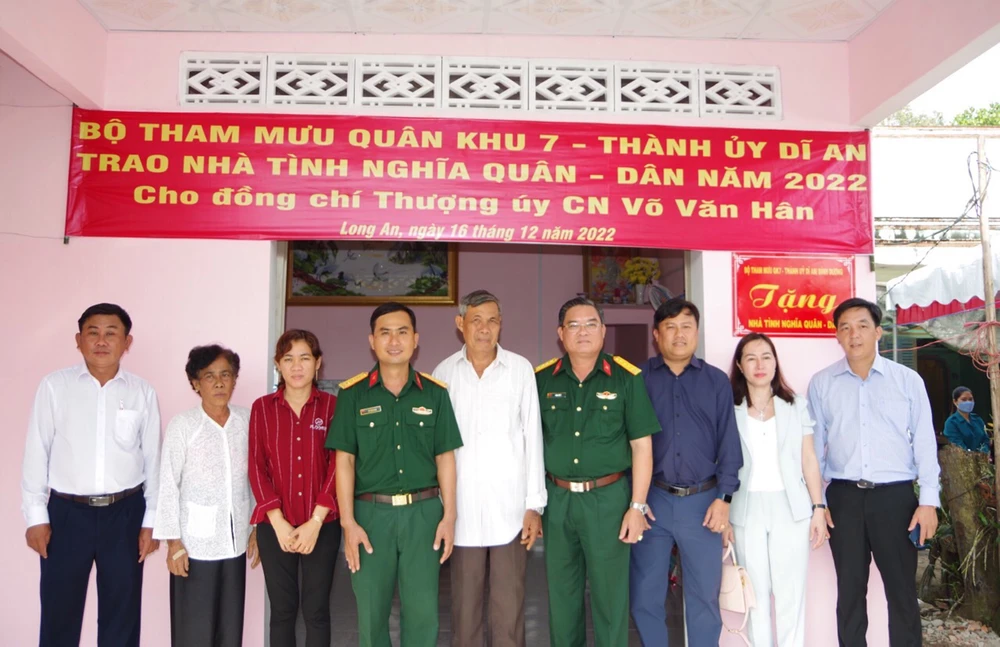 Lãnh đạo Bộ Tư lệnh Quân khu 7 chung vui cùng gia đình Thượng úy Võ Văn Hân trong ngày nhận căn nhà mới