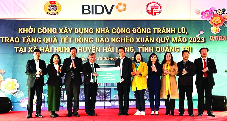 BIDV trao biển tài trợ 2 Nhà cộng đồng tránh lũ tại Quảng Trị