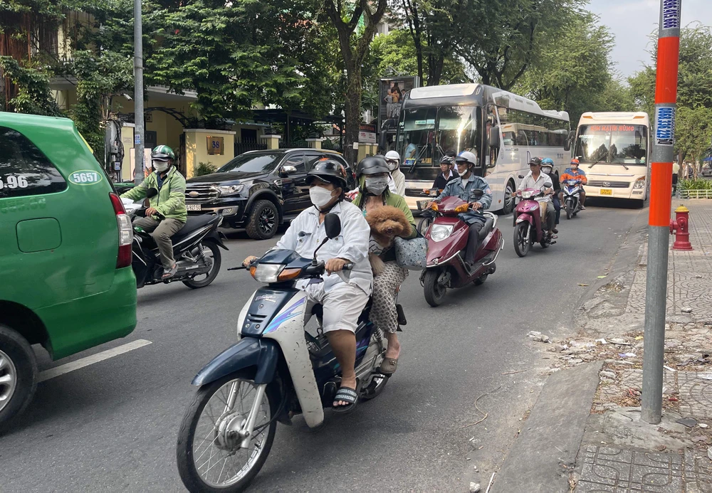 Ô tô dừng thả khách tại khu vực Bảo tàng Chứng tích chiến tranh, quận 3, TPHCM: Ảnh: THANH HẢI