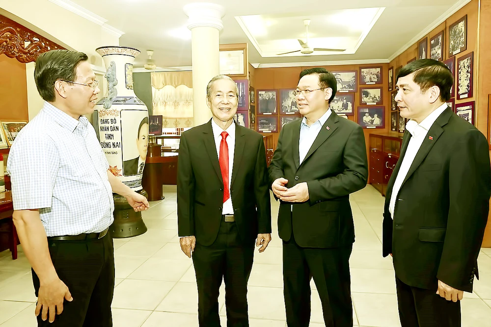 Chủ tịch Quốc hội Vương Đình Huệ với gia đình cố Chủ tịch Quốc hội Nguyễn Hữu Thọ. Ảnh: TTXVN