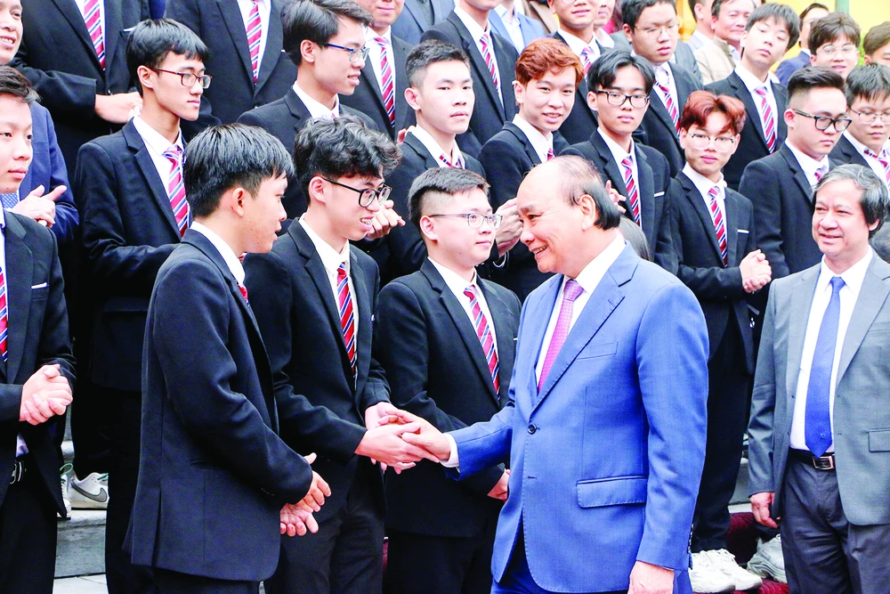 Chủ tịch nước Nguyễn Xuân Phúc gặp mặt, chúc mừng các học sinh đoạt giải Olympic, Khoa học kỹ thuật quốc tế năm 2022