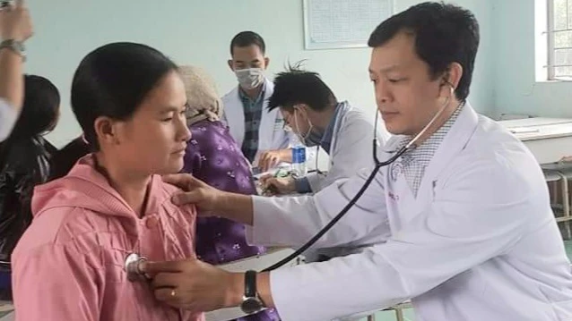 BS Nguyễn Tri Thức, Giám đốc Bệnh viện Chợ Rẫy, khám bệnh cho người dân xã An Thành, huyện Đăk Pơ, tỉnh Gia Lai