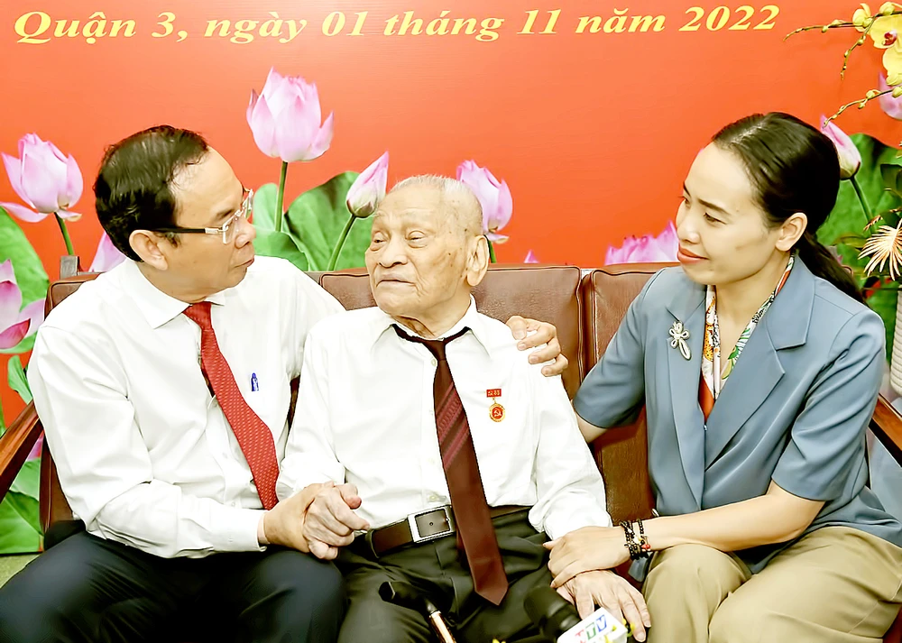 Bí thư Thành ủy TPHCM Nguyễn Văn Nên chúc mừng đồng chí Nguyễn Thọ Chân nhận huy hiệu 85 năm tuổi Đảng vào ngày 1-11-2022. Ảnh: VIỆT DŨNG