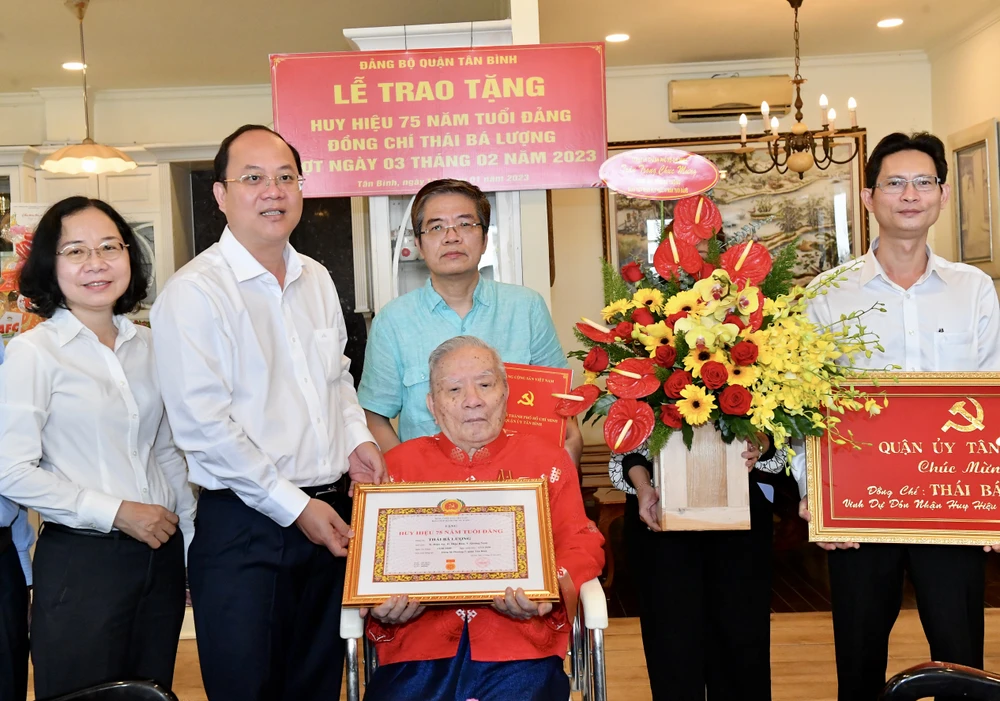 Phó Bí thư Thành ủy TPHCM Nguyễn Hồ Hải trao Huy hiệu 75 năm tuổi Đảng cho đồng chí Thái Bá Lượng. Ảnh: VIỆT DŨNG