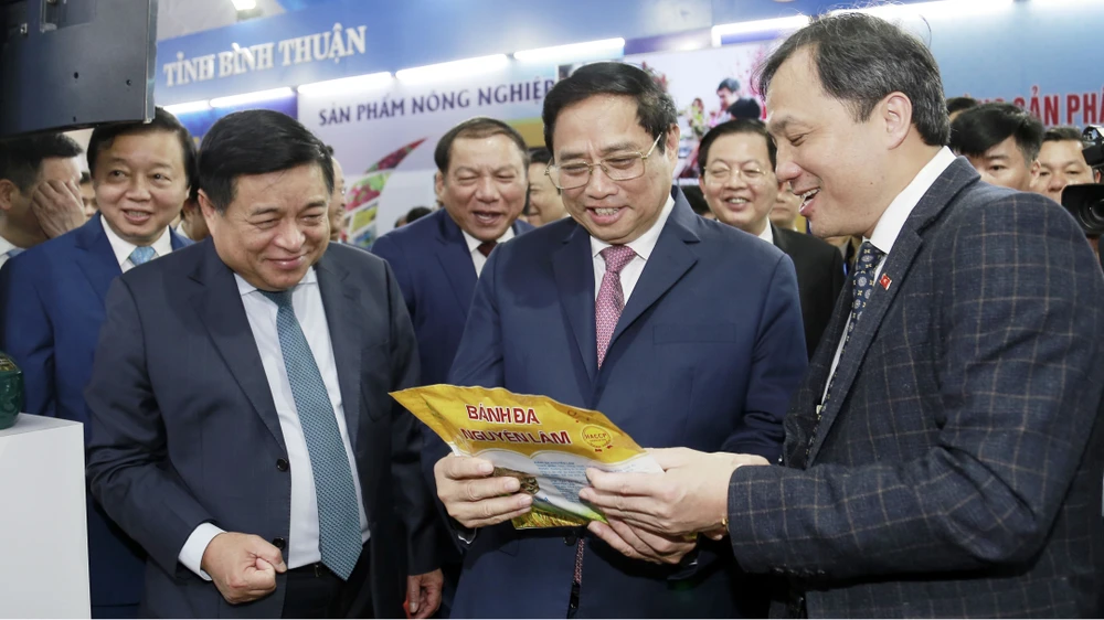 Thủ tướng Phạm Minh Chính tìm hiểu đặc sản nông nghiệp của người dân các tỉnh thành miền Trung. Ảnh: NGỌC OAI