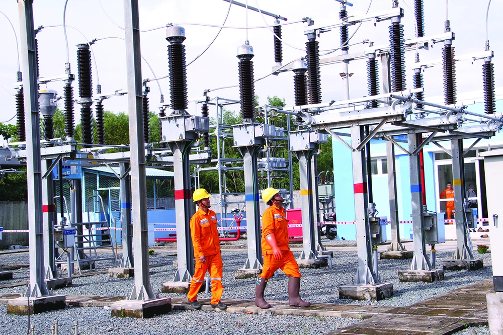 Theo dõi tình trạng vận hành của hệ thống điện 21 tỉnh phía Nam tại trung tâm điều hành SCADA