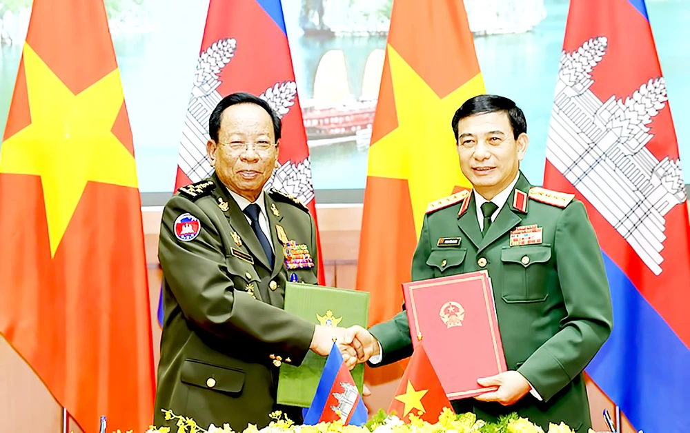 Đại tướng Phan Văn Giang và Đại tướng Tea Banh trao đổi Kế hoạch hợp tác năm 2023 giữa 2 Bộ Quốc phòng tại hội đàm. Ảnh: TRẦN LƯU