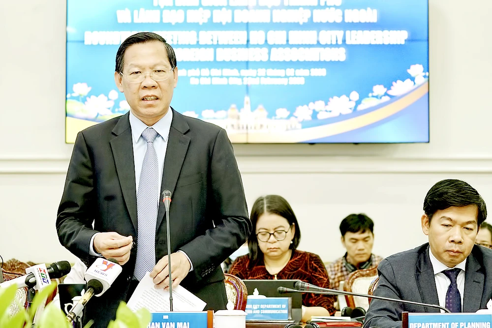 Phó Bí thư Thường trực Thành ủy, Chủ tịch UBND TPHCM Phan Văn Mãi phát biểu tại tọa đàm giữa lãnh đạo thành phố và các hiệp hội doanh nghiệp nước ngoài. Ảnh: HOÀNG HÙNG