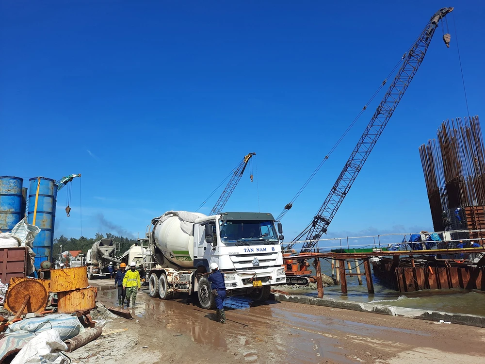Dự án tuyến đường bộ ven biển và cầu qua cửa Thuận An tại thôn Thái Dương Hạ Nam (xã Hải Dương, TP Huế) đang được đẩy nhanh tiến độ thi công. Ảnh: VĂN THẮNG
