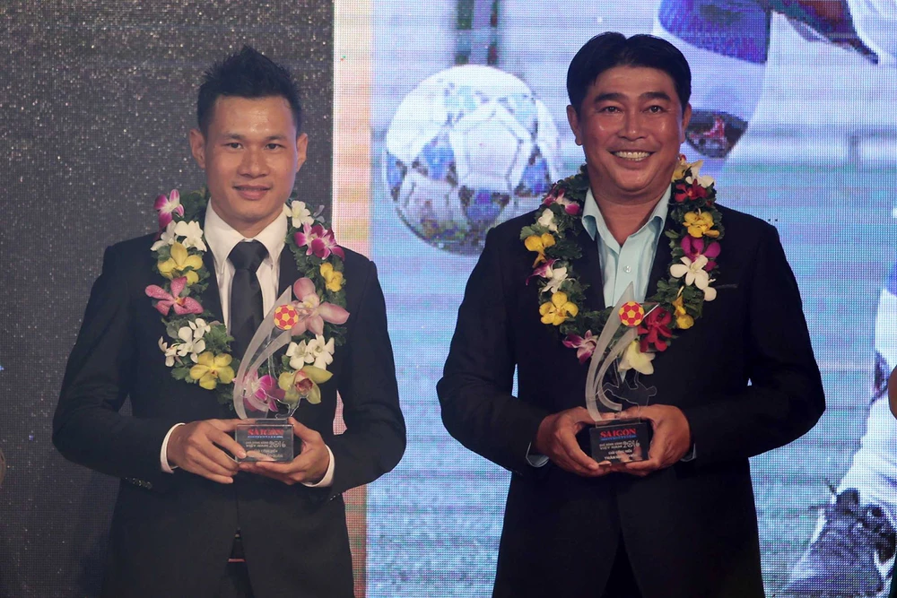 Cựu danh thủ Trần Minh Chiến (phải) được tôn vinh tại Giải thưởng Quả bóng vàng Việt Nam