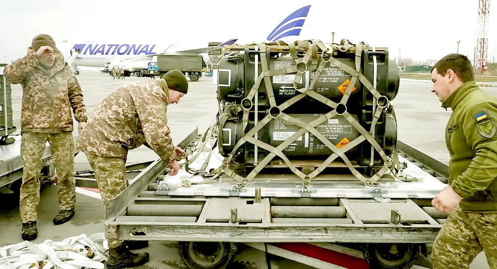 Quân đội Ukraine tiếp nhận vũ khí viện trợ từ Mỹ. Ảnh: AP