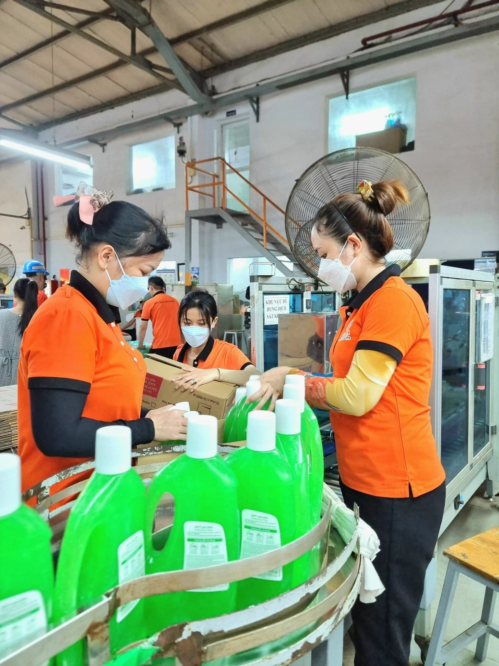 Công nhân Công ty TNHH Earth Corporation Việt Nam có đơn hàng sản xuất ổn định đến cuối năm 2023