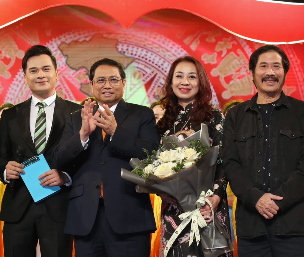 Thủ tướng Phạm Minh Chính và các nghệ sĩ tham gia chương trình nghệ thuật đặc biệt kỷ niệm 80 năm ra đời Đề cương về văn hóa Việt Nam. Ảnh: QUANG PHÚC