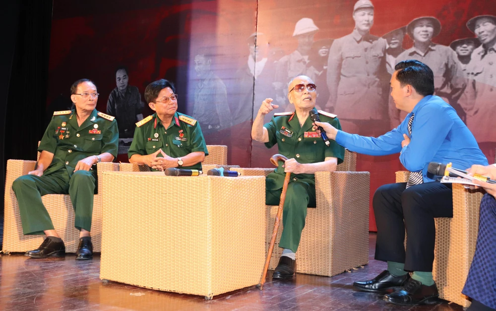 Thiếu tướng Phan Khắc Hy (thứ 2 từ phải sang) chia sẻ về kỷ niệm trong 10 năm công tác cùng Trung tướng Đồng Sỹ Nguyên