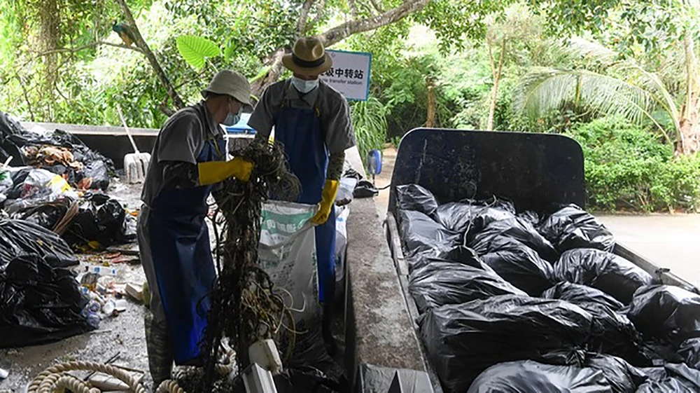 Nhân viên phân loại và đóng gói rác để xử lý tại một trạm rác ở tỉnh Hải Nam, Trung Quốc