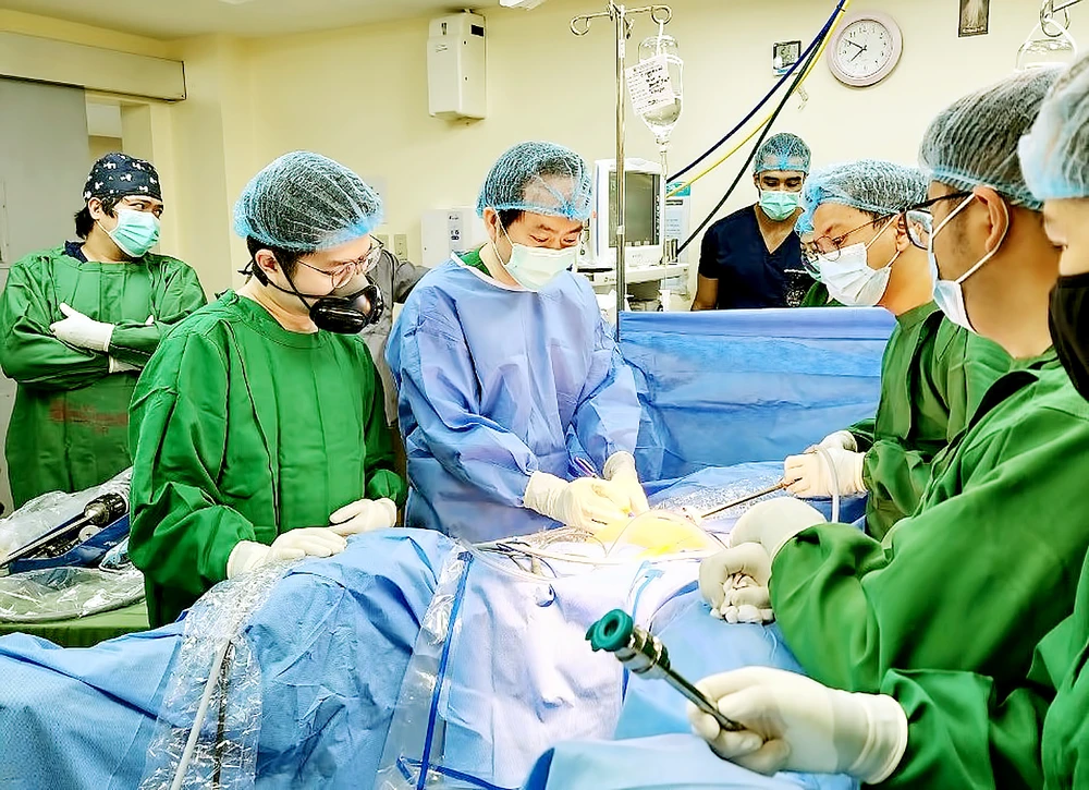 Bác sĩ Nguyễn Phú Hữu (thứ 3 từ trái sang) đang hướng dẫn đặt các trocar cho các bác sĩ Philippines