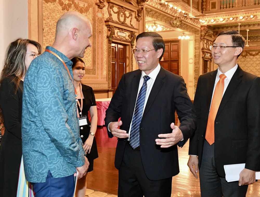 Chủ tịch UBND TPHCM Phan Văn Mãi trao đổi với Đại sứ Hà Lan Kees Van Barr tại tọa đàm bàn tròn. Ảnh: VIỆT DŨNG
