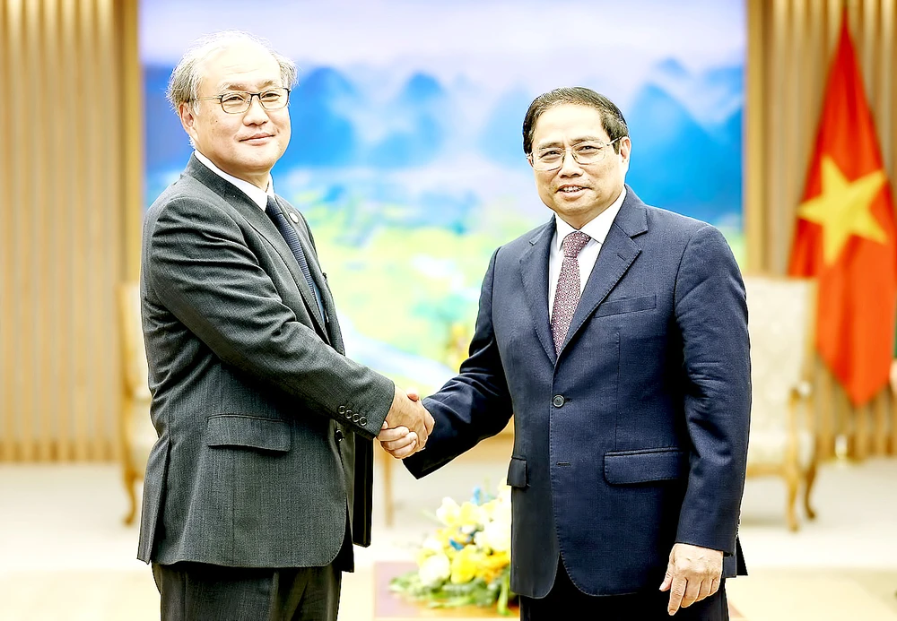 Thủ tướng Phạm Minh Chính tiếp ông Akiba Takeo, Tổng Thư ký Ban An ninh quốc gia Nhật Bản. Ảnh: VIẾT CHUNG