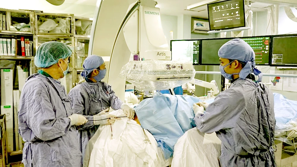 Bác sĩ Bệnh viện Nhân dân Gia Định đang phẫu thuật cho bệnh nhân