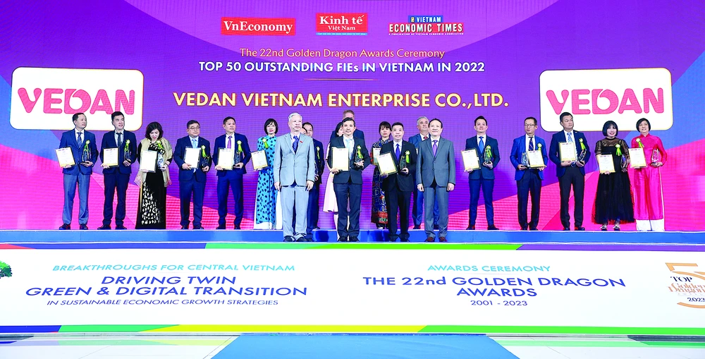 Đại diện của Công ty CPHH Vedan Việt Nam (đứng giữa) nhận giải thưởng Rồng Vàng