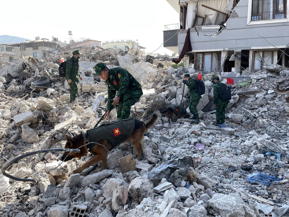 Lực lượng cứu nạn cứu hộ QĐND Việt Nam làm nhiệm vụ tại hiện trường vụ động đất ở tỉnh Hatay, Thổ Nhĩ Kỳ. Ảnh: BQP