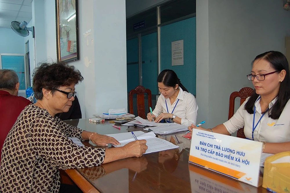 Cán bộ hưu trí phường Bến Nghé, quận 1, TPHCM nhận lương hưu