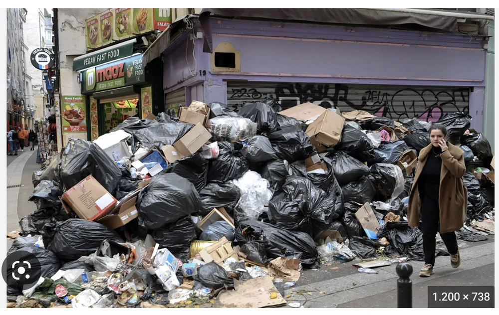 Đường phố Paris ngập trong rác