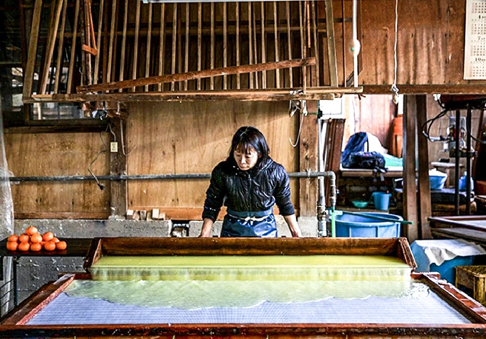 Nghệ nhân Masumi Igarashi sản xuất giấy washi