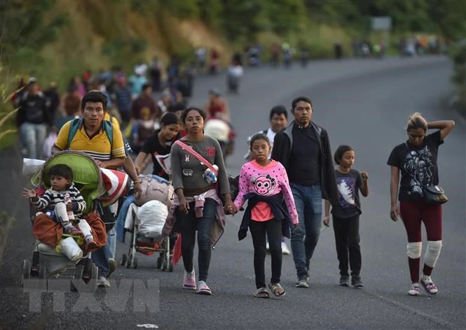 Cuộc hành trình của những người di cư, trong đó có trẻ em ở Mexico (Ảnh: AFP/TTXVN) 