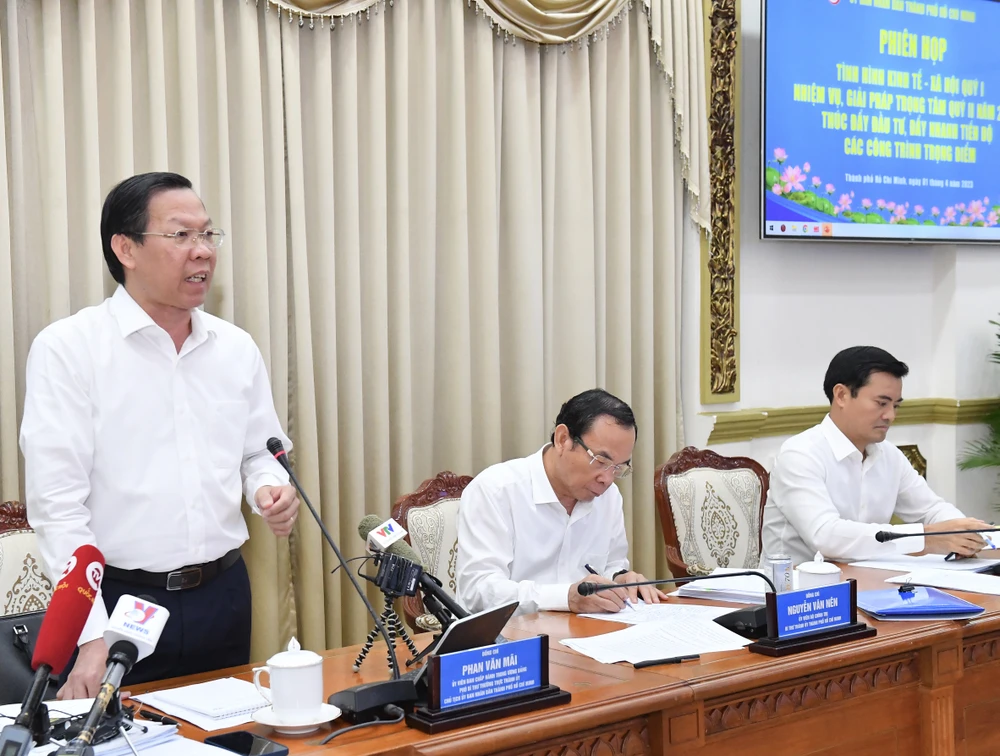 Chủ tịch UBND TPHCM Phan Văn Mãi phát biểu tại phiên họp về tình hình kinh tế - xã hội quý 1 và nhiệm vụ, giải pháp quý 2 năm 2023. Ảnh: VIỆT DŨNG