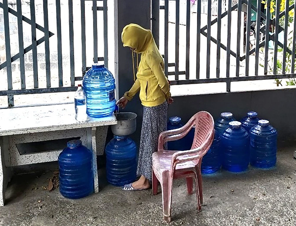 Người dân xã Phan Hòa phải mua nước đóng bình về sử dụng