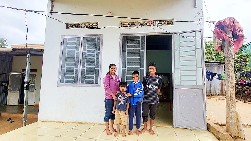 Gia đình chị Nglanh (thôn Bruk Ngol, phường Yên Thế, TP Pleiku, tỉnh Gia Lai) bên căn nhà được hỗ trợ 