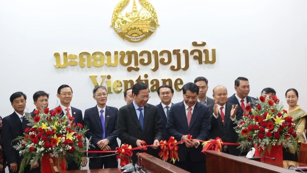 Chủ tịch UBND TPHCM Phan Văn Mãi và Đô trưởng Vientiane Atsaphangthong Siphandone cắt băng khánh thành phòng họp trực tuyến tại Tòa Đô chính Vientiane do TPHCM tài trợ trang thiết bị. Ảnh: THỤY VŨ