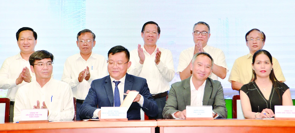 Chủ tịch UBND TPHCM Phan Văn Mãi và lãnh đạo TP Thủ Đức dự hội nghị kết nối ngân hàng - doanh nghiệp năm 2023. Ảnh: CAO THĂNG