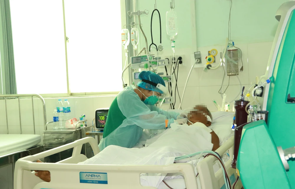 Bệnh nhân mắc Covid-19 nặng đang điều trị tại Bệnh viện Chợ Rẫy. (Ảnh chụp ngày 26-4)