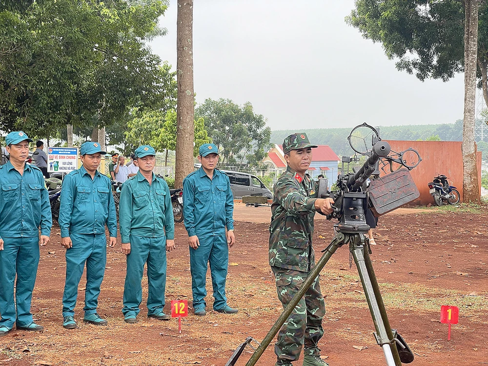 Huấn luyện sử dụng súng máy phòng không cho lực lượng bảo vệ của Công ty Cao su Lộc Ninh