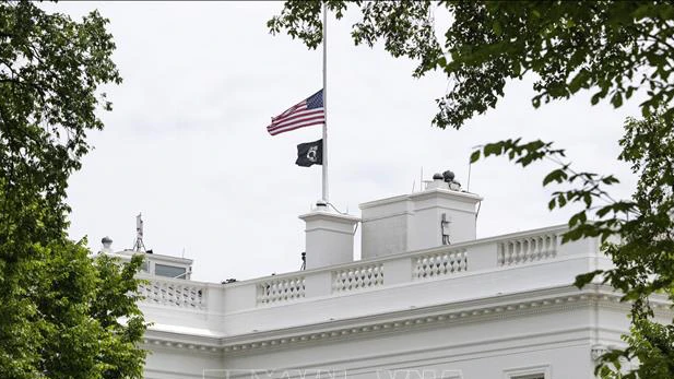 Treo cờ rủ tại Nhà Trắng, tưởng niệm các nạn nhân trong vụ xả súng tại Texas ngày 6-5-2023. Ảnh: AFP/TTXVN