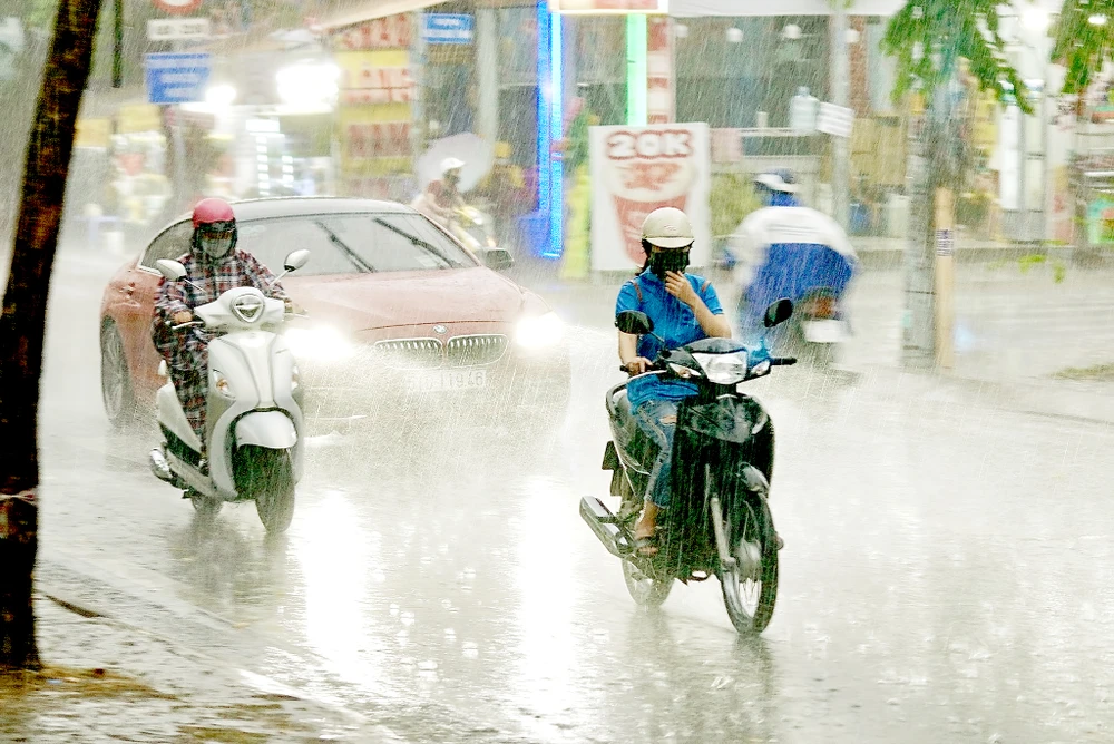 Cơn mưa chiều 8-5 tại xã Long Thới, huyện Nhà Bè, TPHCM. Ảnh: HOÀNG HÙNG