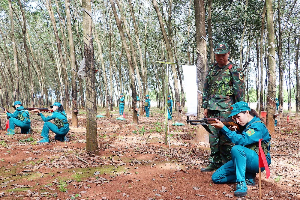Lực lượng dân quân tự vệ của Công ty TNHH MTV Cao su Phú Riềng luyện tập bắn súng 