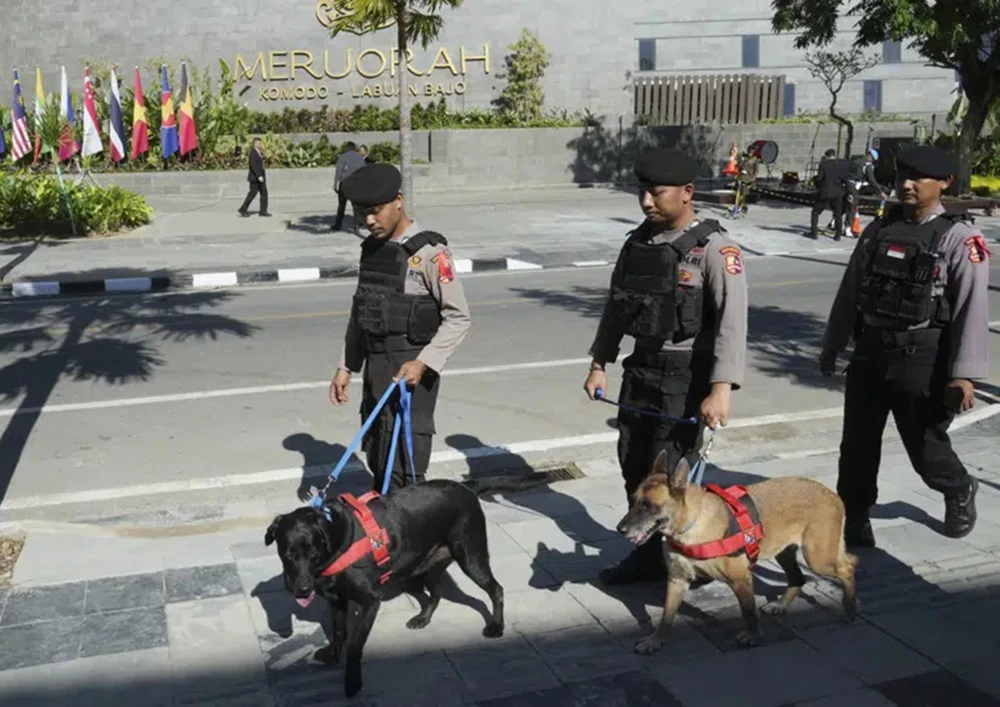 Cảnh sát Indonesia kiểm tra an ninh khách sạn tại Labuan Bajo, nơi diễn ra Hội nghị Cấp cao ASEAN lần thứ 42. Ảnh: AP