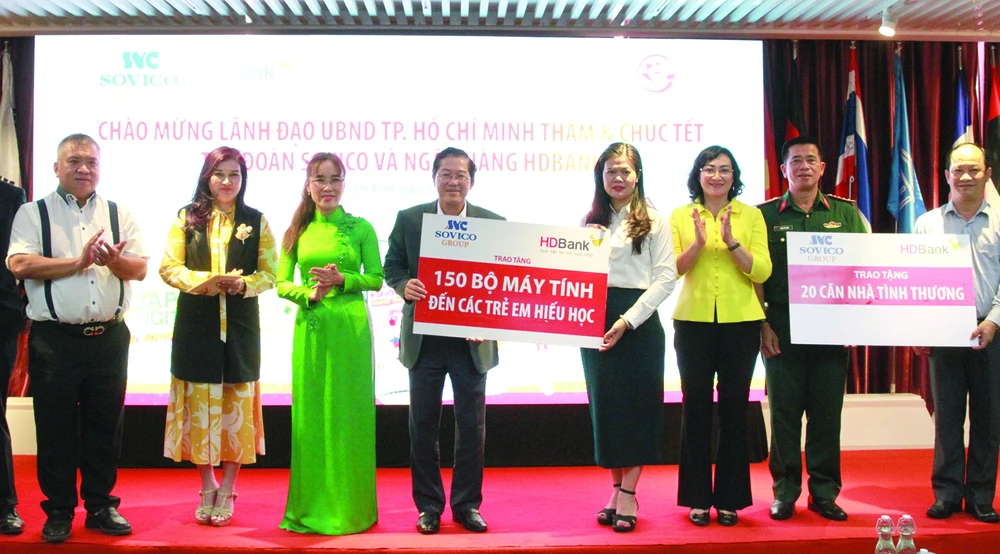 HDBank trao kinh phí mua 150 bộ máy tính và xây dựng 20 căn nhà tình thương cho TP. Hồ Chí Minh năm 2022