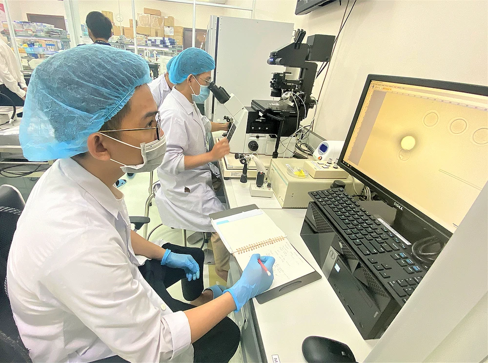 Các học viên cao học ngành Công nghệ sinh học trong tiết học thực hành tại Phòng nghiên cứu gen và tế bào gốc (Trường ĐH Quốc tế - ĐH Quốc gia TPHCM)