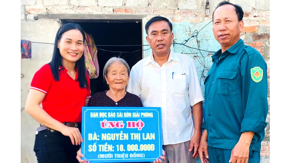 Trao 10 triệu đồng của bạn đọc Báo SGGP giúp bà Nguyễn Thị Lan (thị xã Hồng Lĩnh, Hà Tĩnh). Ảnh: DƯƠNG QUANG